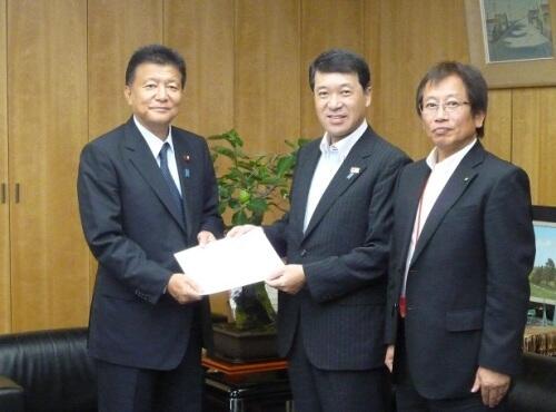 画像：新藤大臣に要請活動を行う泉田委員長（新潟県知事）